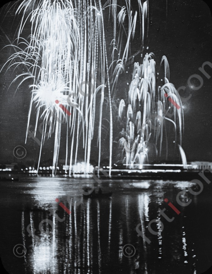Feuerwerk am Rheinufer ; Fireworks on the Rhin - Foto foticon-simon-340-025-sw.jpg | foticon.de - Bilddatenbank für Motive aus Geschichte und Kultur